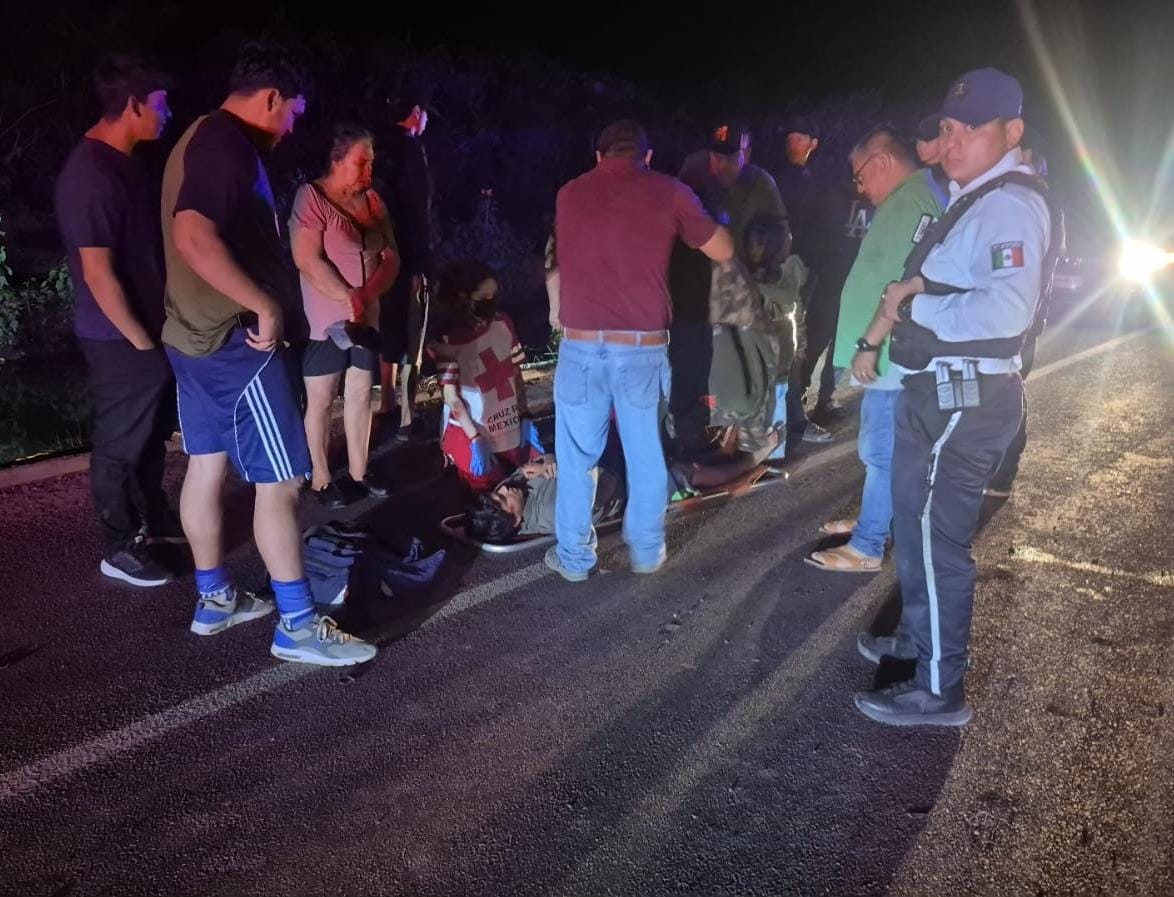 Personas en una calle auxiliando a una persona luego de un accidente