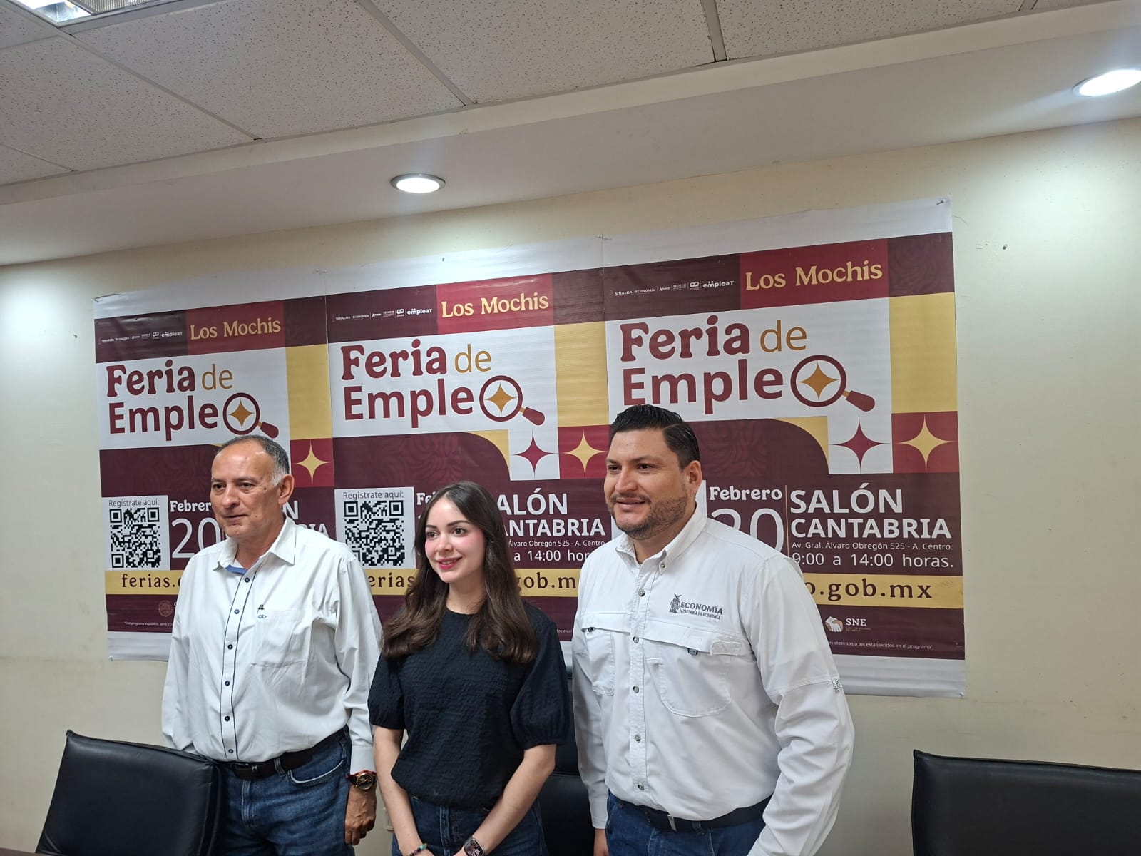 Personas sonriendo frente a la promoción de una feria de empleo en los Mochis Sinaloa