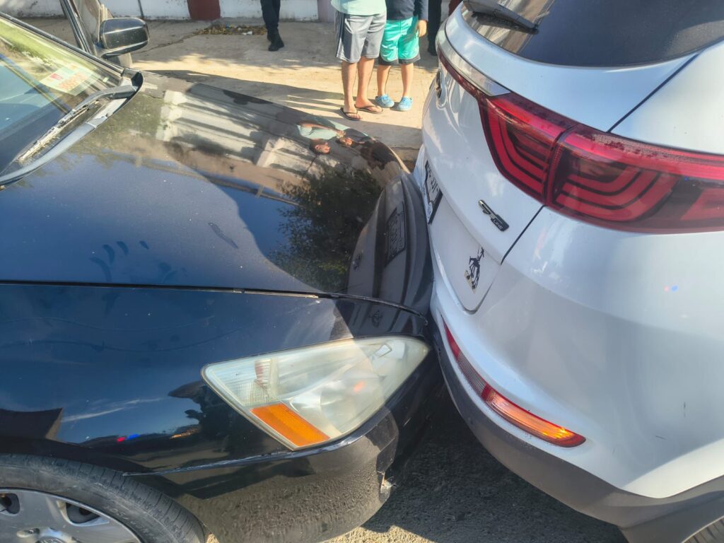 Carambola entre camión urbano y dos vehículos particulares