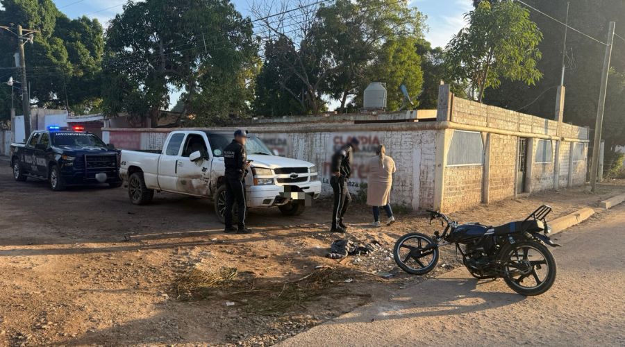 Patrulla y policías en un camino de terracería junto a na motocicleta y una camioneta luego de un choque