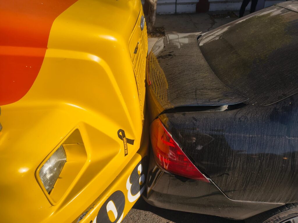 Carambola entre camión urbano y dos vehículos particulares