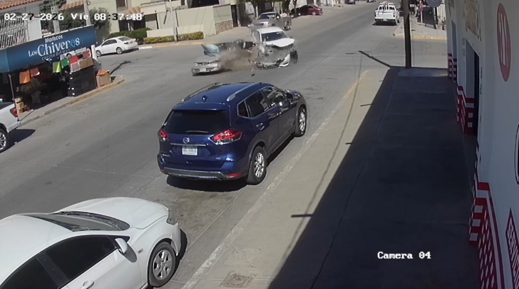 Captura de video, dos autos chocando en la mitad de la calle