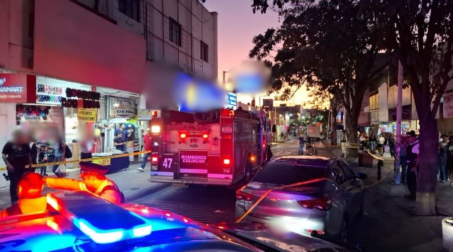 Camión de bomberos junto a carro chocado en Culiacán