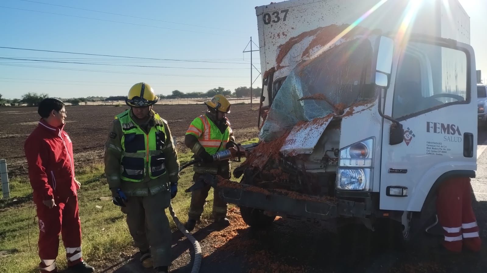 Bomberos en el lugar del accidente.