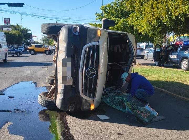 Camioneta tipo Sprinter volcada en Guasave.
