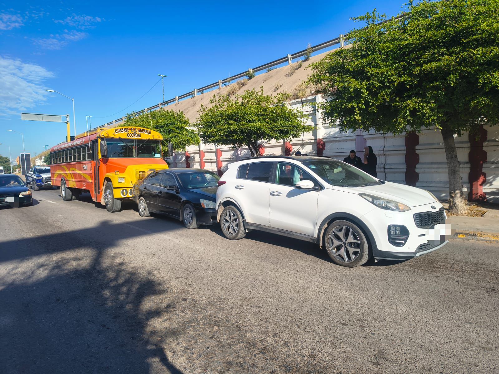 Carambola entre camión urbano y dos vehículos particulares