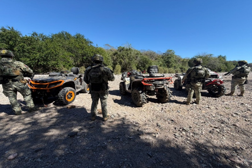 Militares junto a lo asegurado.