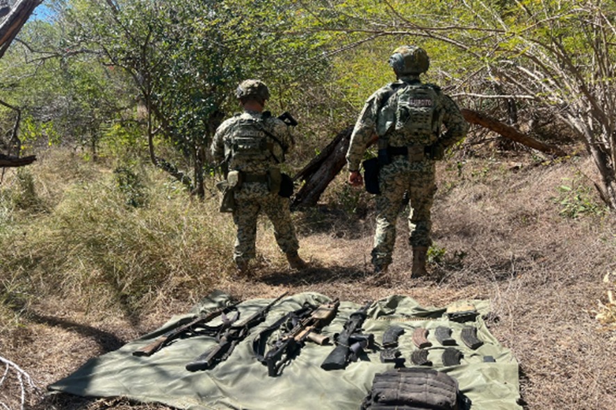 Militares junto a los artefactos asegurados.