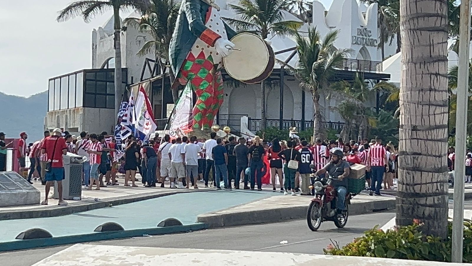 Aficionados de Chivas reunidos en el malecón de Mazatlán