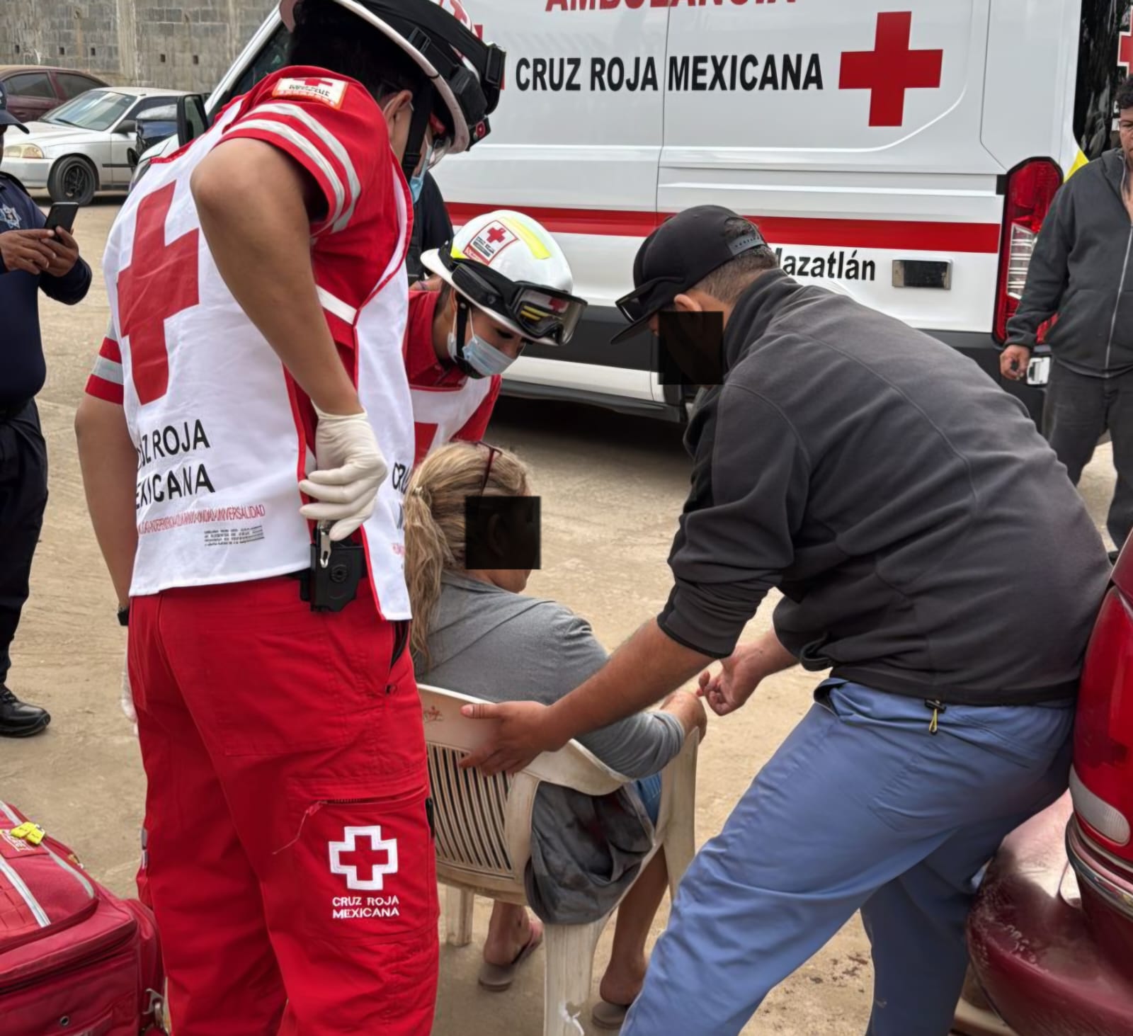 Paramédicos de Cruz Roja auxiliando a la mujer agredida a balazos.