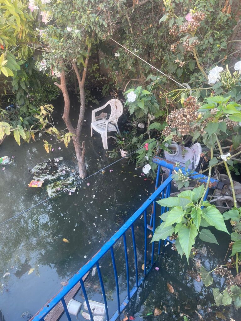 Así es como se encuentra colapsada la red de drenaje en la colonia Raúl Romanillo.