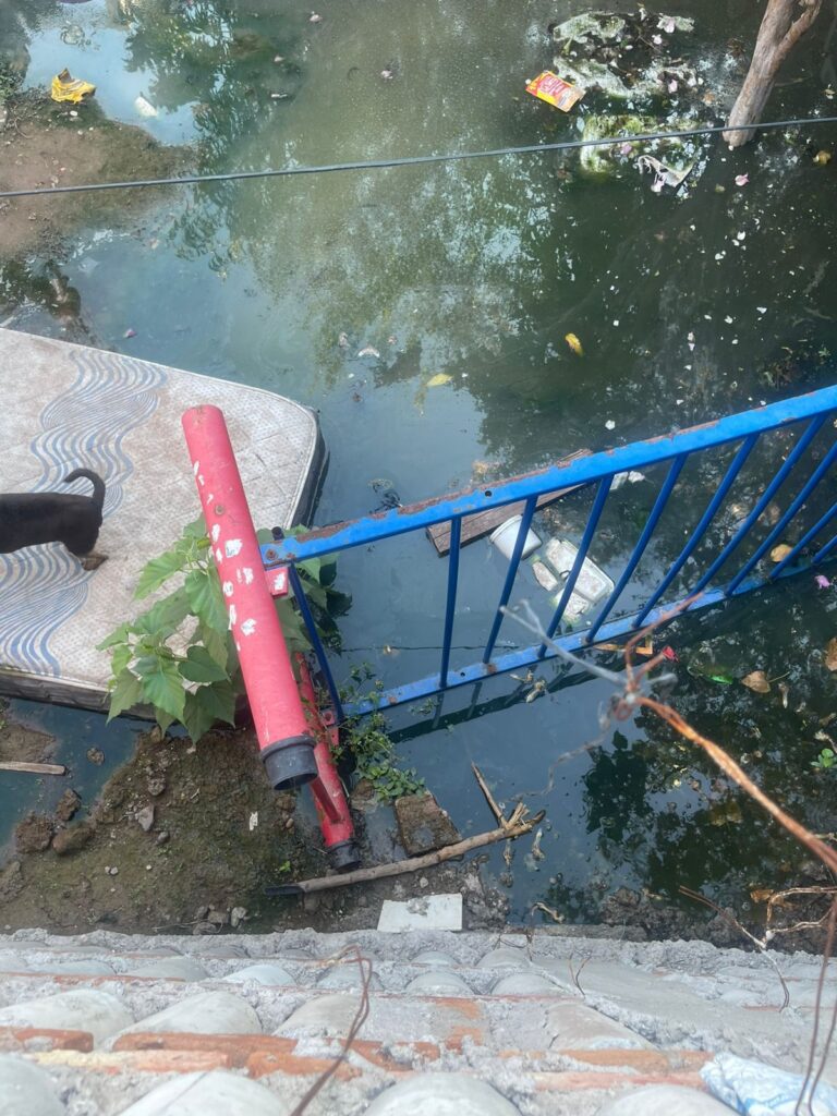 Así es como se encuentra colapsada la red de drenaje en la colonia Raúl Romanillo.