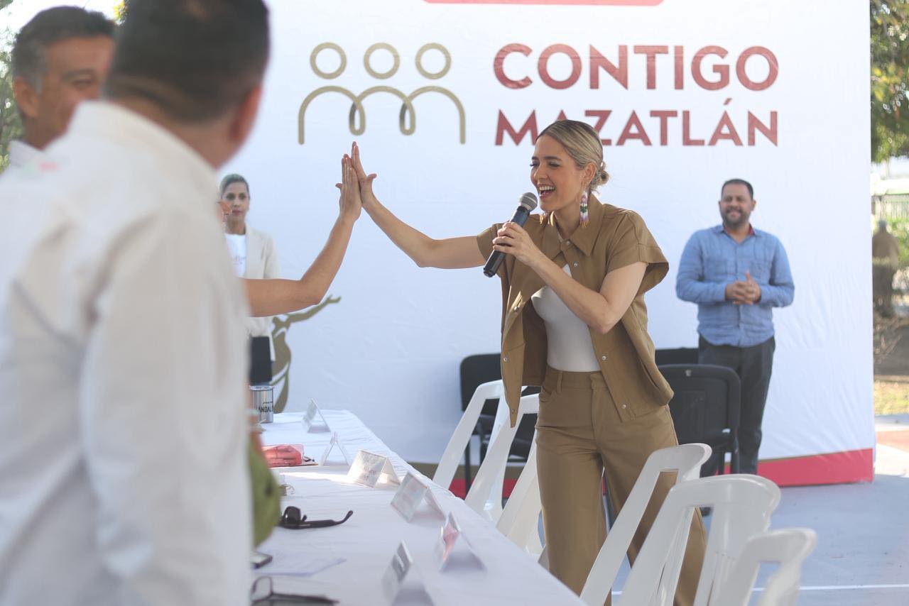 Alcaldesa Estrella Palacios da la mano a persona durante evento Contigo Mazatlán