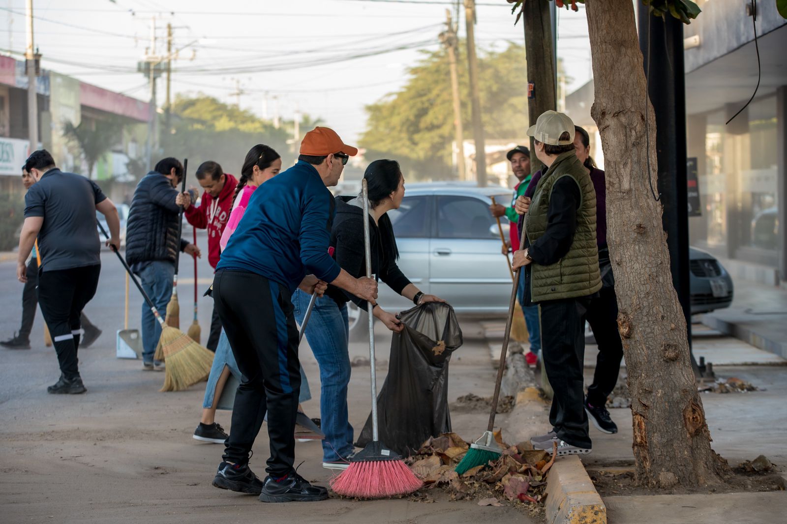 Alcaldesa y funcionarios salen a limpiar centro de Guasave