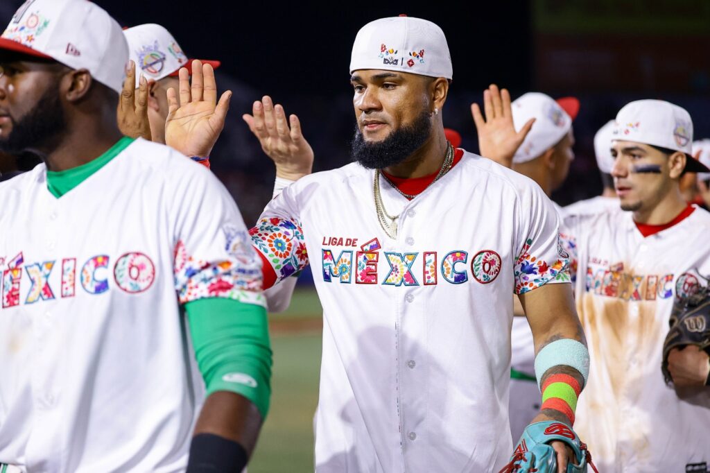 Allen Córdoba con jersey de México