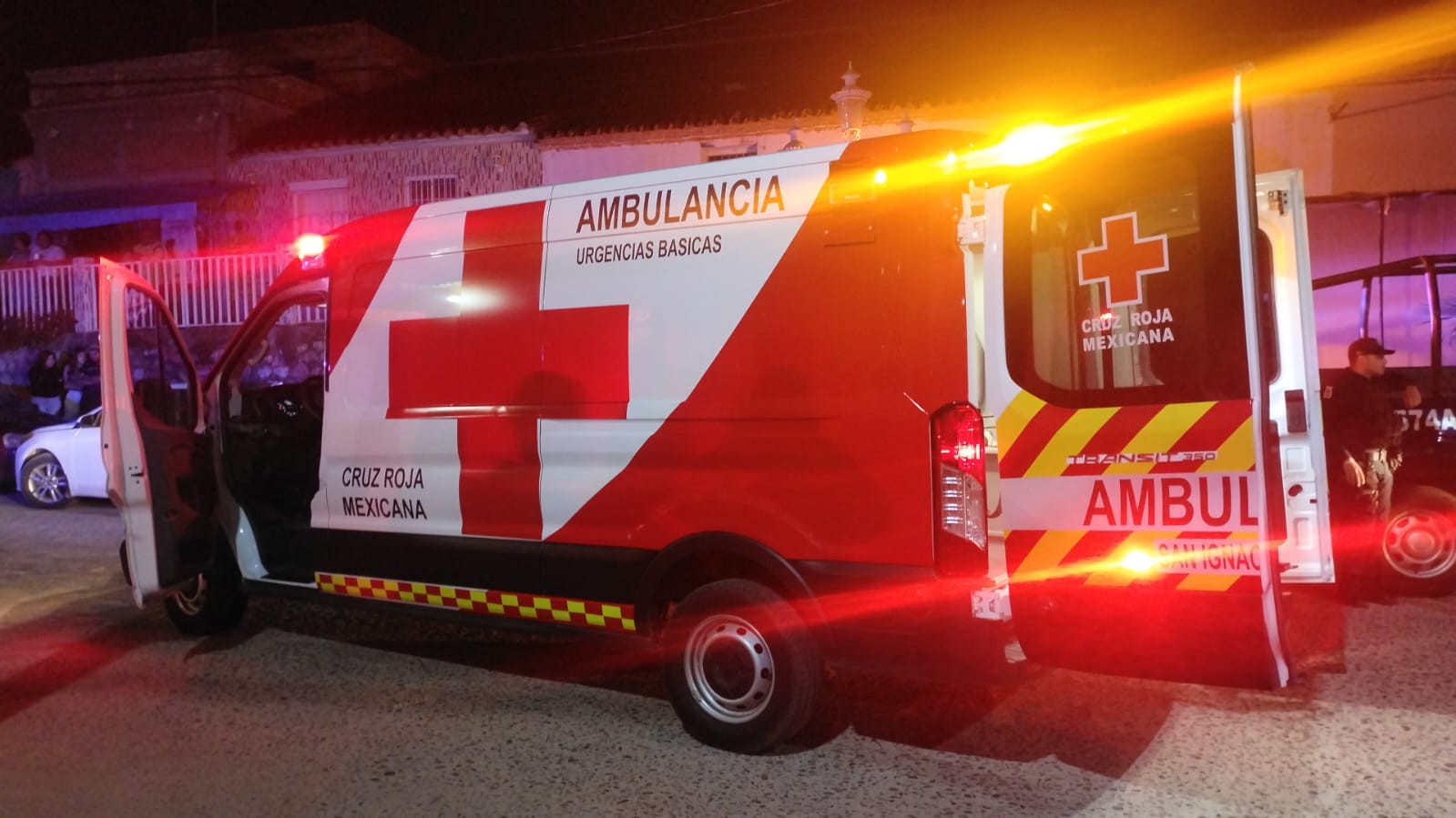 Ambulancia de la Cruz Roja con las luces encendidas