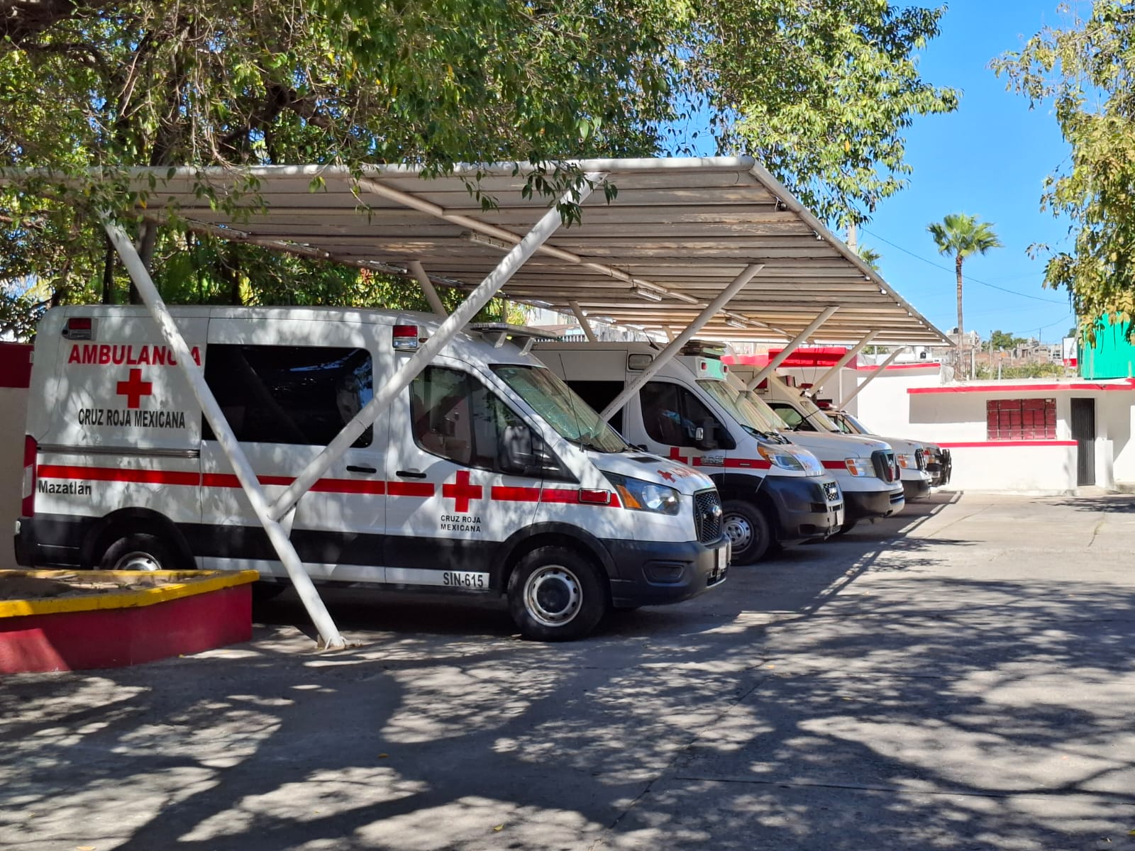 Ambulancias de la cruz roja estacionadas