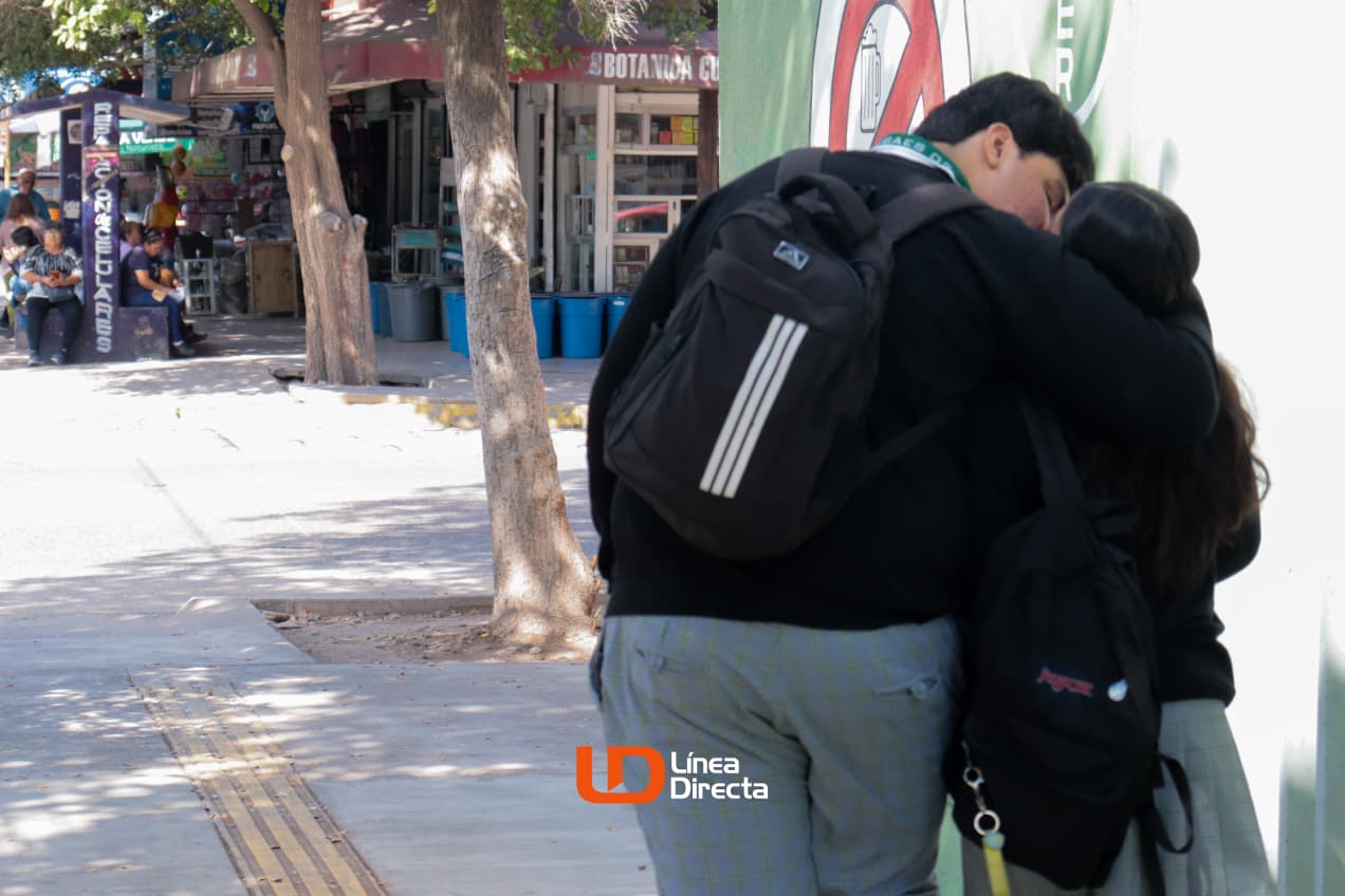 Jóvenes enamorados paseando por el Centro de Los Mochis.
