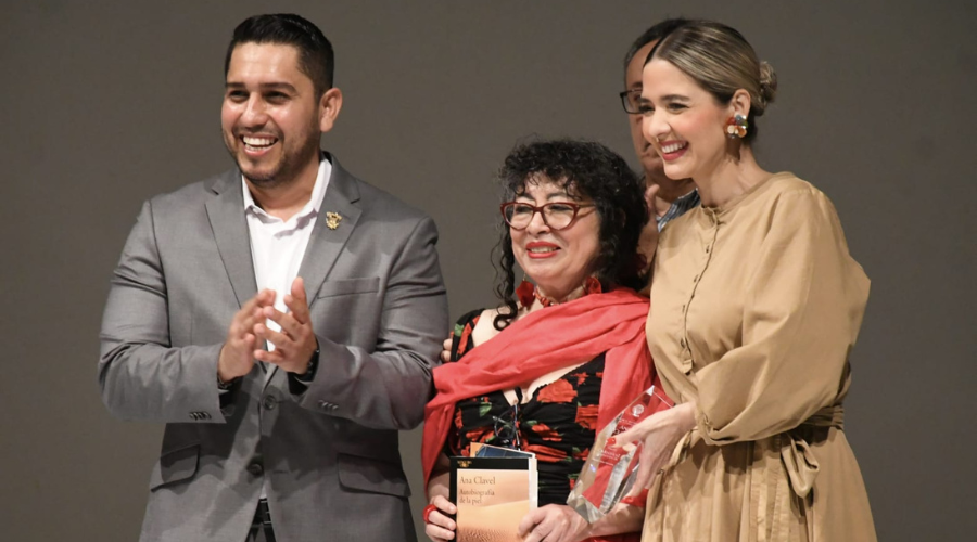 Alcaldesa de Mazatlán y autoridades de la UAS junto a la galardonada Ana Clavel