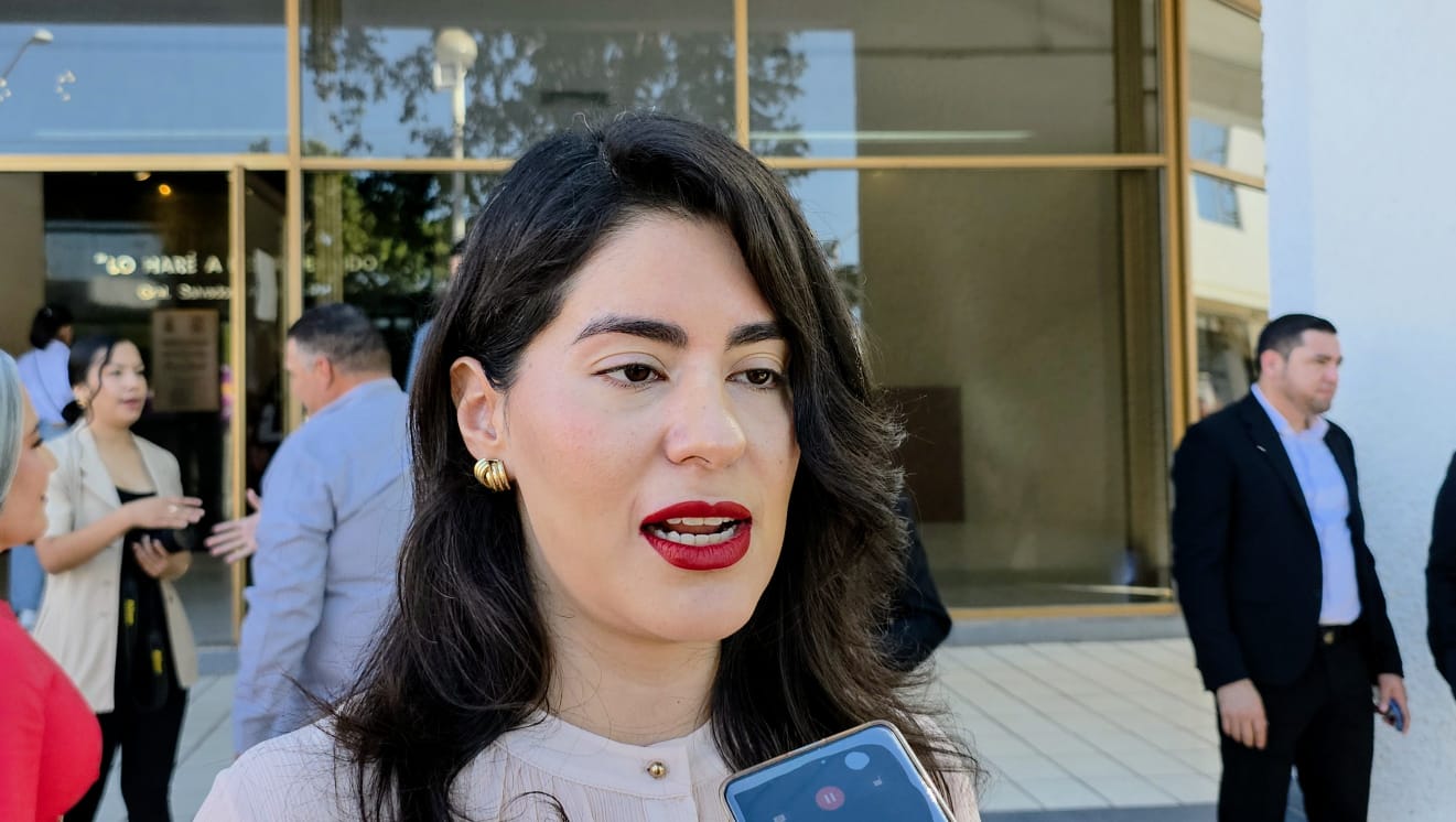 Ana Francis Chiquete Elizalde hablando afuera de un edificio