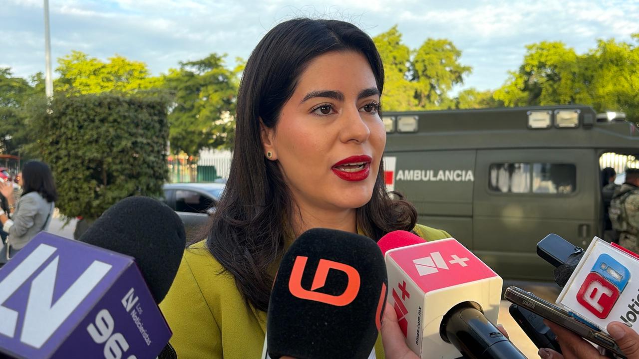 La secretaria de las Mujeres en Sinaloa, Ana Francis Chiquete Elizalde con micrófonos frente a ella