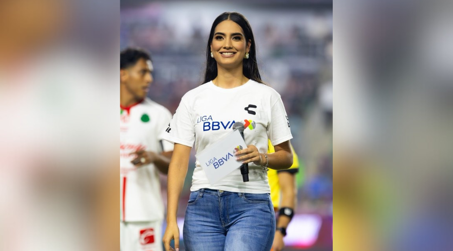 Anahí I en el acto protocolario de la Liga MX
