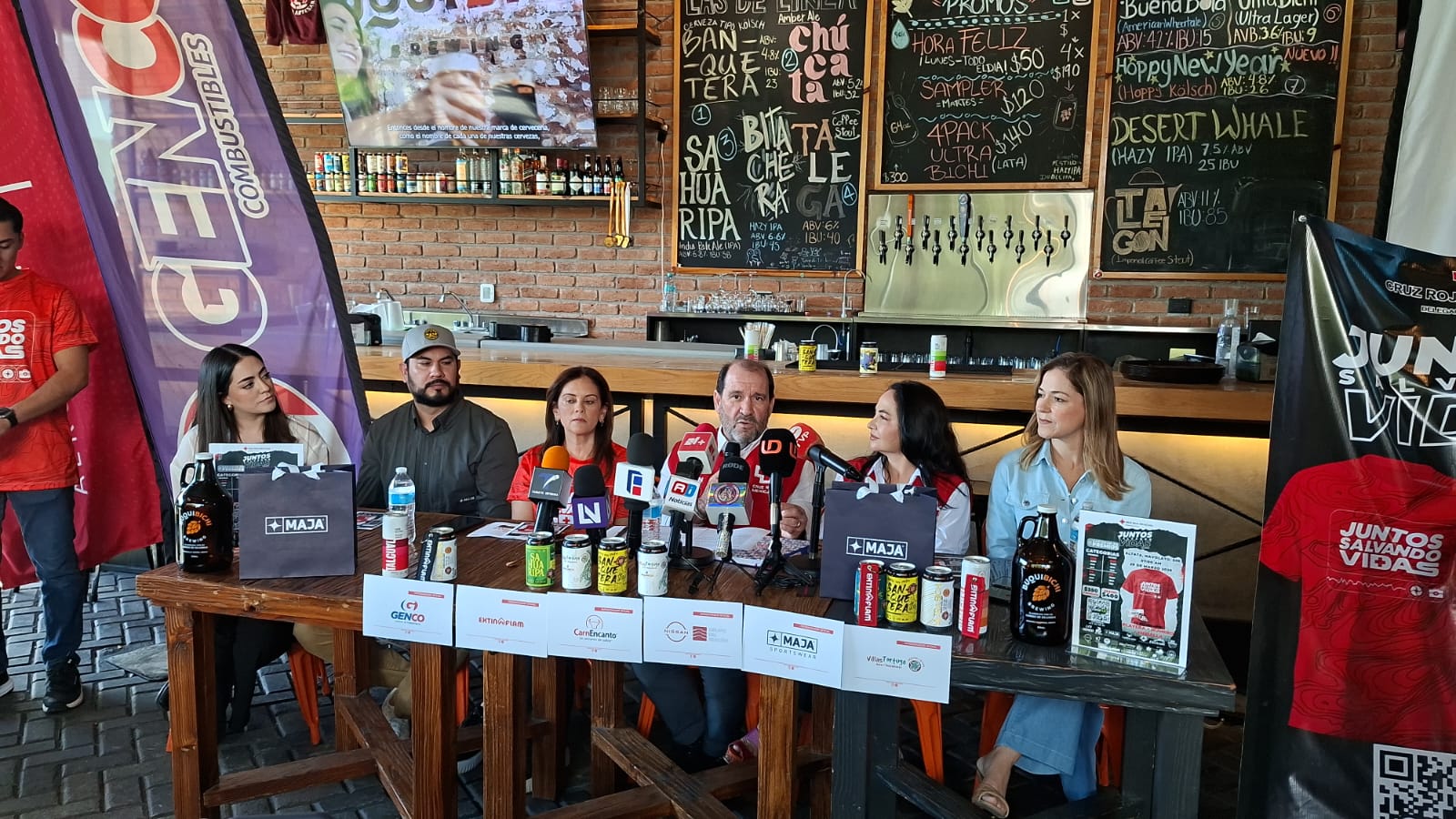 Personas en conferencia de prensa