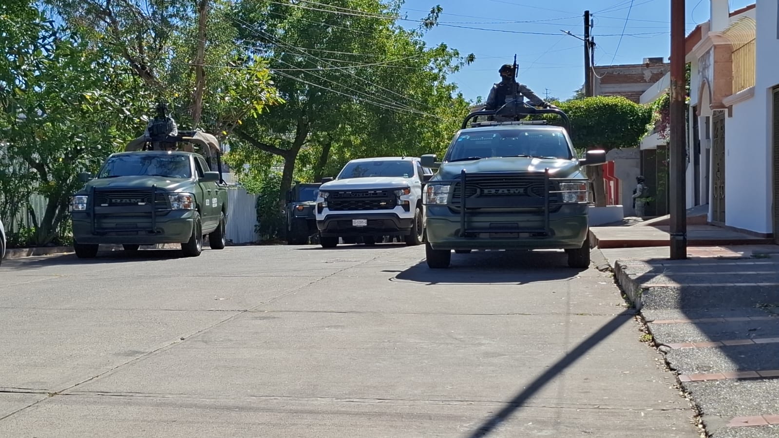 Elementos del Ejército Mexicano y de la SSPC resguardando la zona del hallazgo.