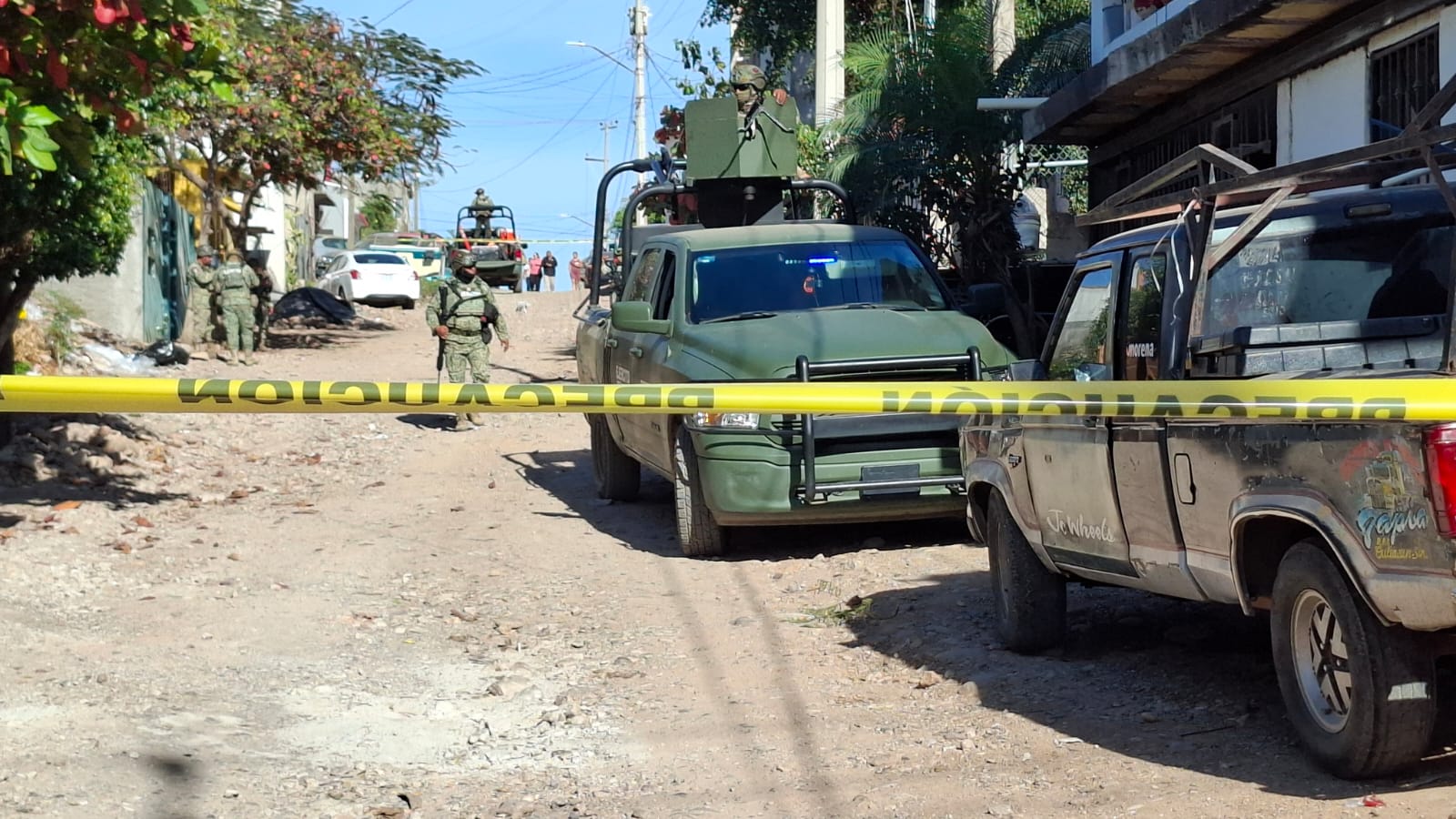 Zona asegurada con cinta amarilla y elementos del ejercito mexicano realizando operativo