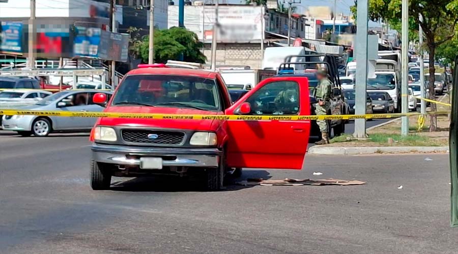 Camioneta roja en una calle