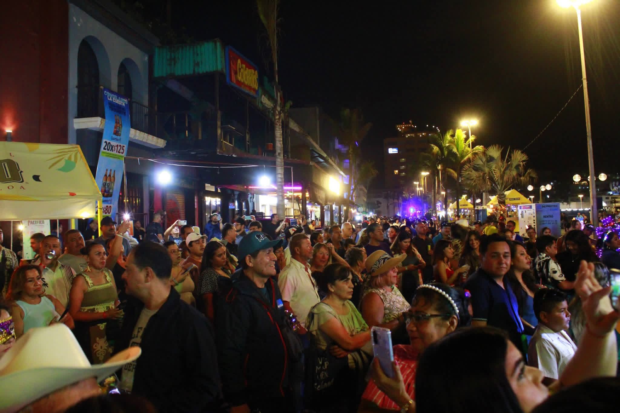 Multitud de gente en el malecón de Mazatlán