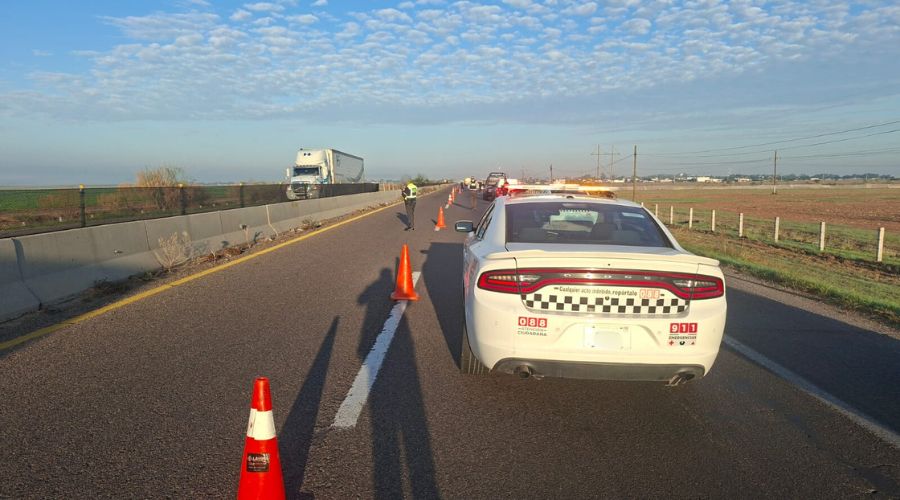 Unidad de Guardia NAcional División de Caminos en una carretera junto a conos naranjas