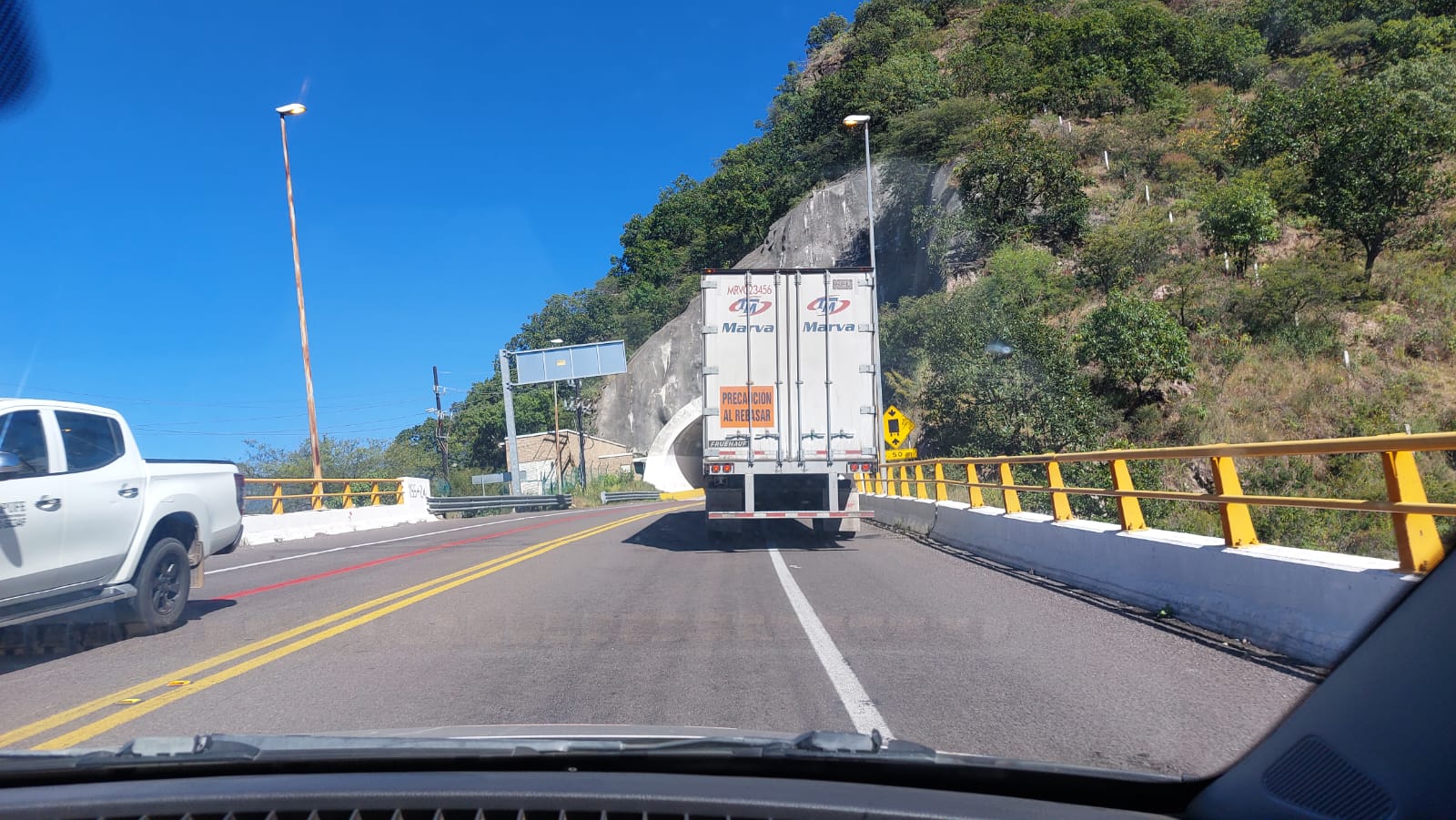 Tráiler cargado con papa vuelca en la autopista Mazatlán-Durango