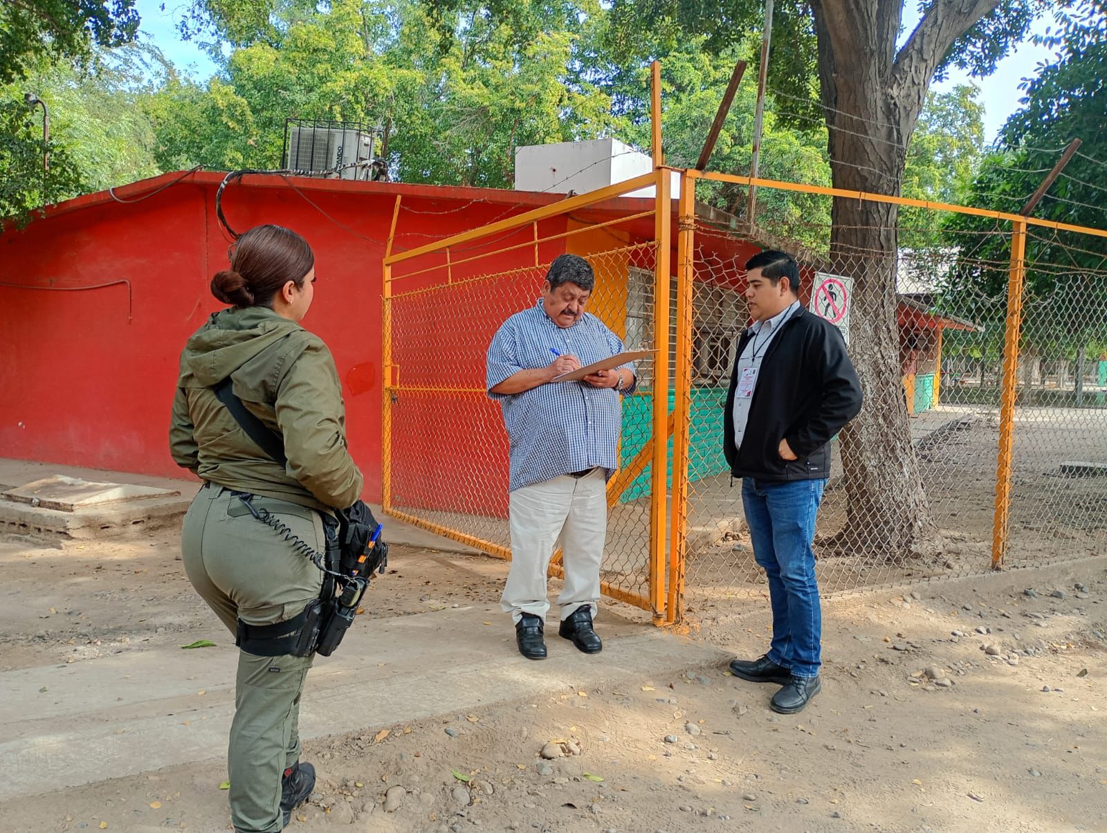 Autoridades visitan escuela tras reporte de quema de basura en Guasave