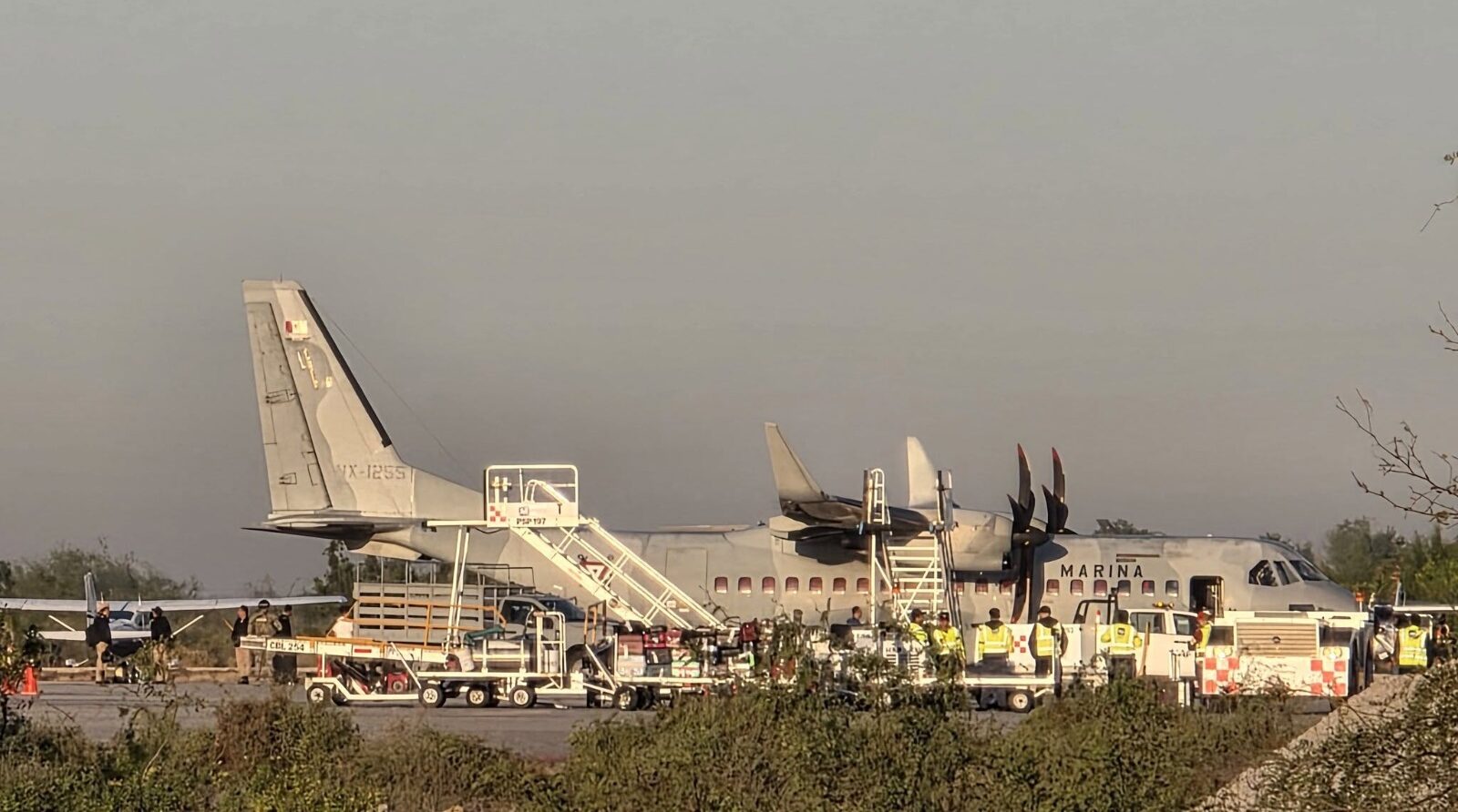 Avión de la Marina aterriza con personal en el aeropuerto de Los Mochis