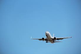 Avión surcando el cielo