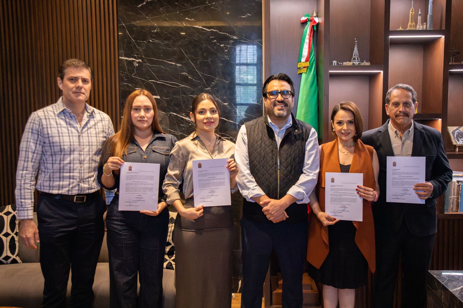 Juan de Dios Gámez Mendívil, alcalde de Culiacán, junto a personas que integran el Ayuntamiento de Culiacán