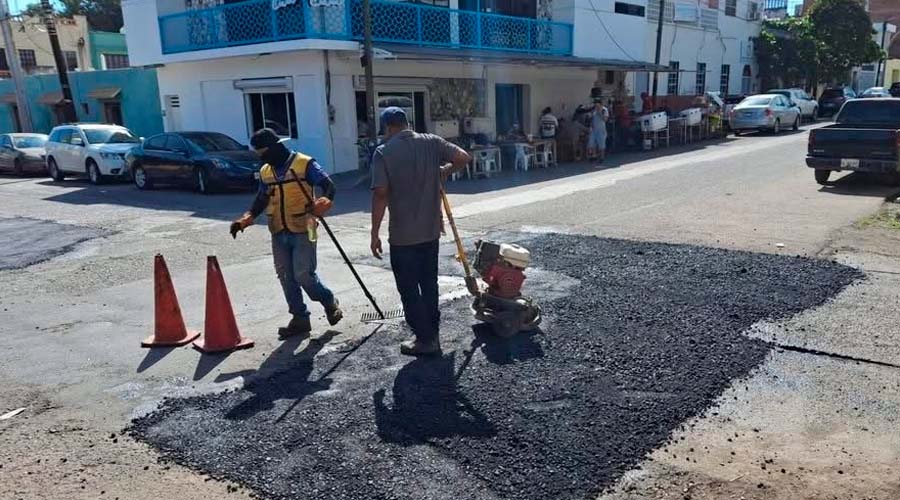 Ayuntamiento de Mazatlán atiende vialidades con deterioro-2