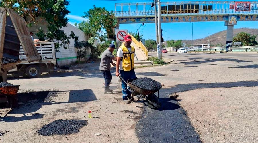 Ayuntamiento de Mazatlán atiende vialidades con deterioro
