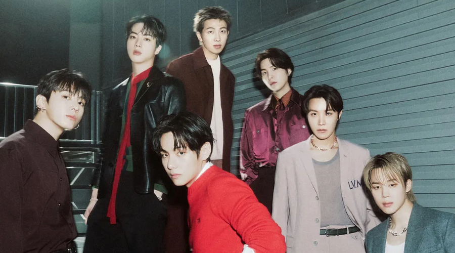 los siete integrantes de BTS posan para una fotografía
