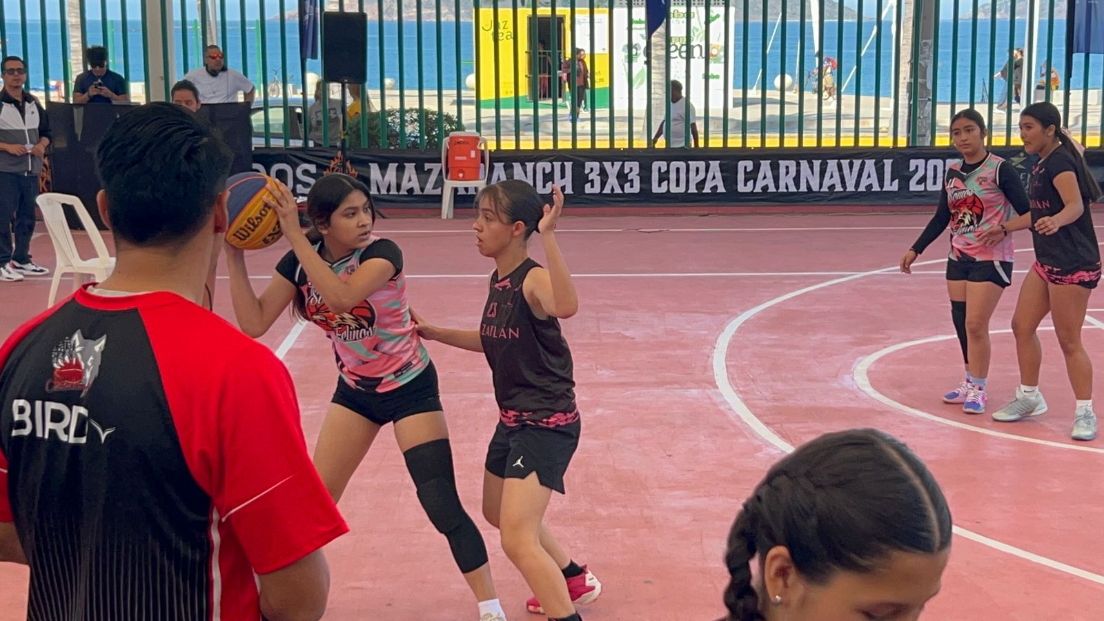 Personas jugando basquetbol