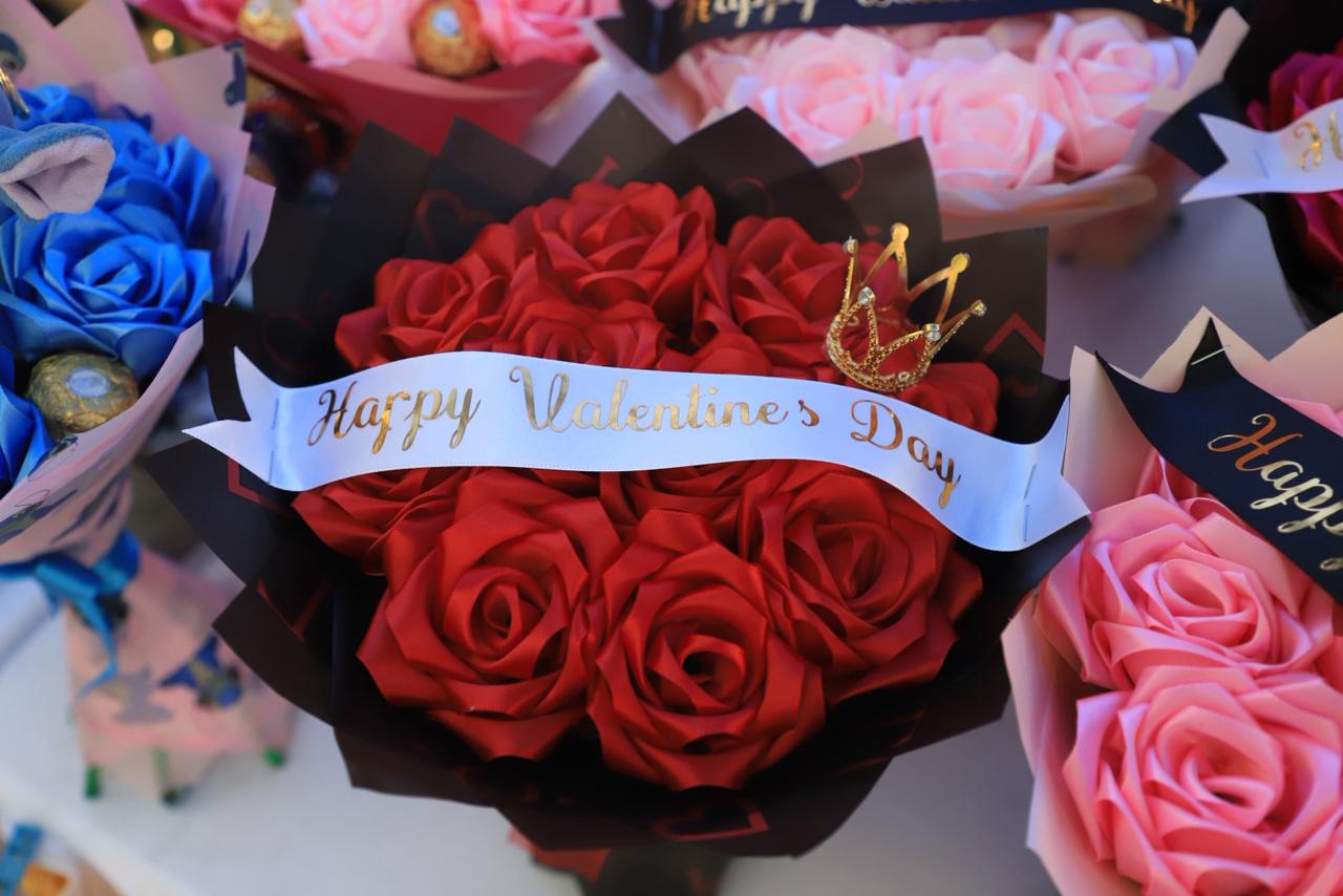 Ramos de flores con leyenda del día de san Valentín