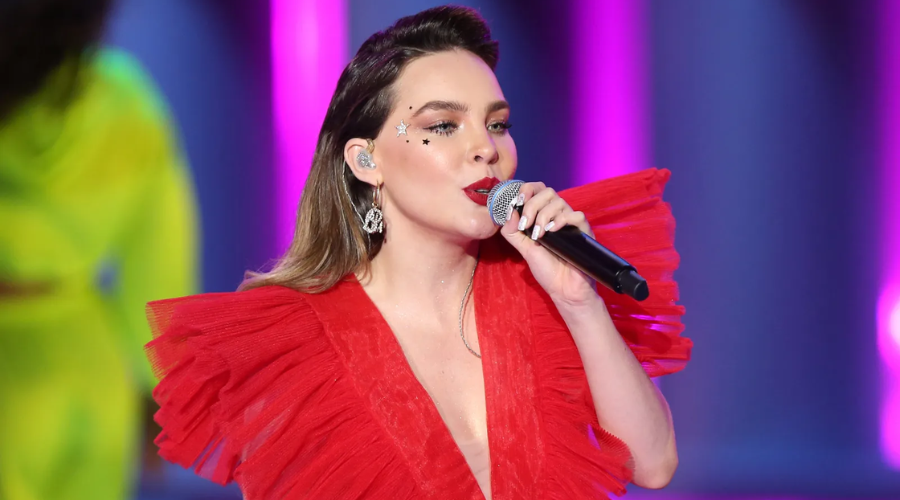 Belinda cantando