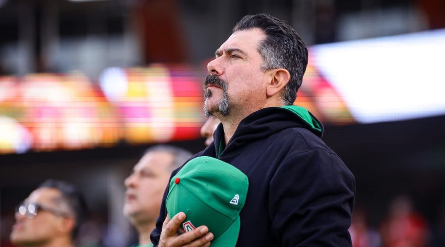 Persona con una gorra verde en un pecho en un estadio