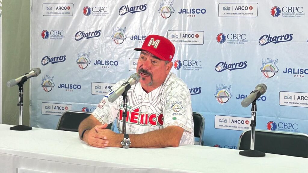 PErsona en una rueda de prensa hablando al micrófono