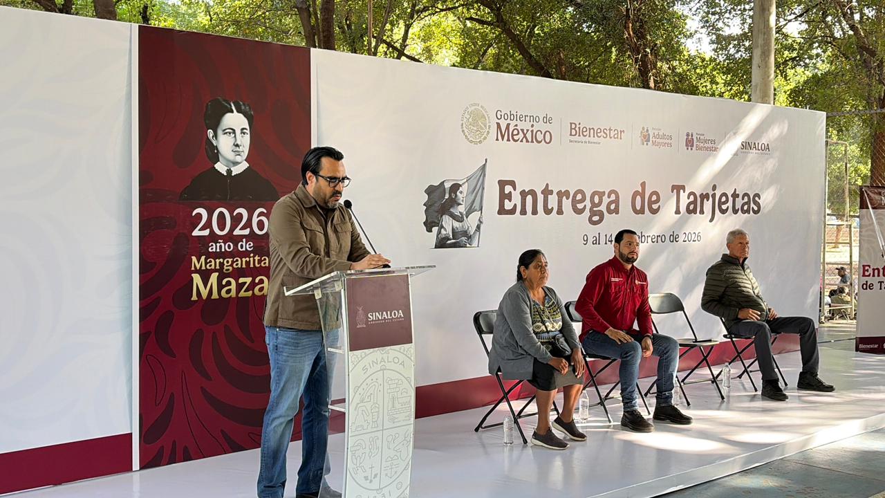Alcalde Juan de Dios Gámez en la entrega de tarjetas Bienestar.