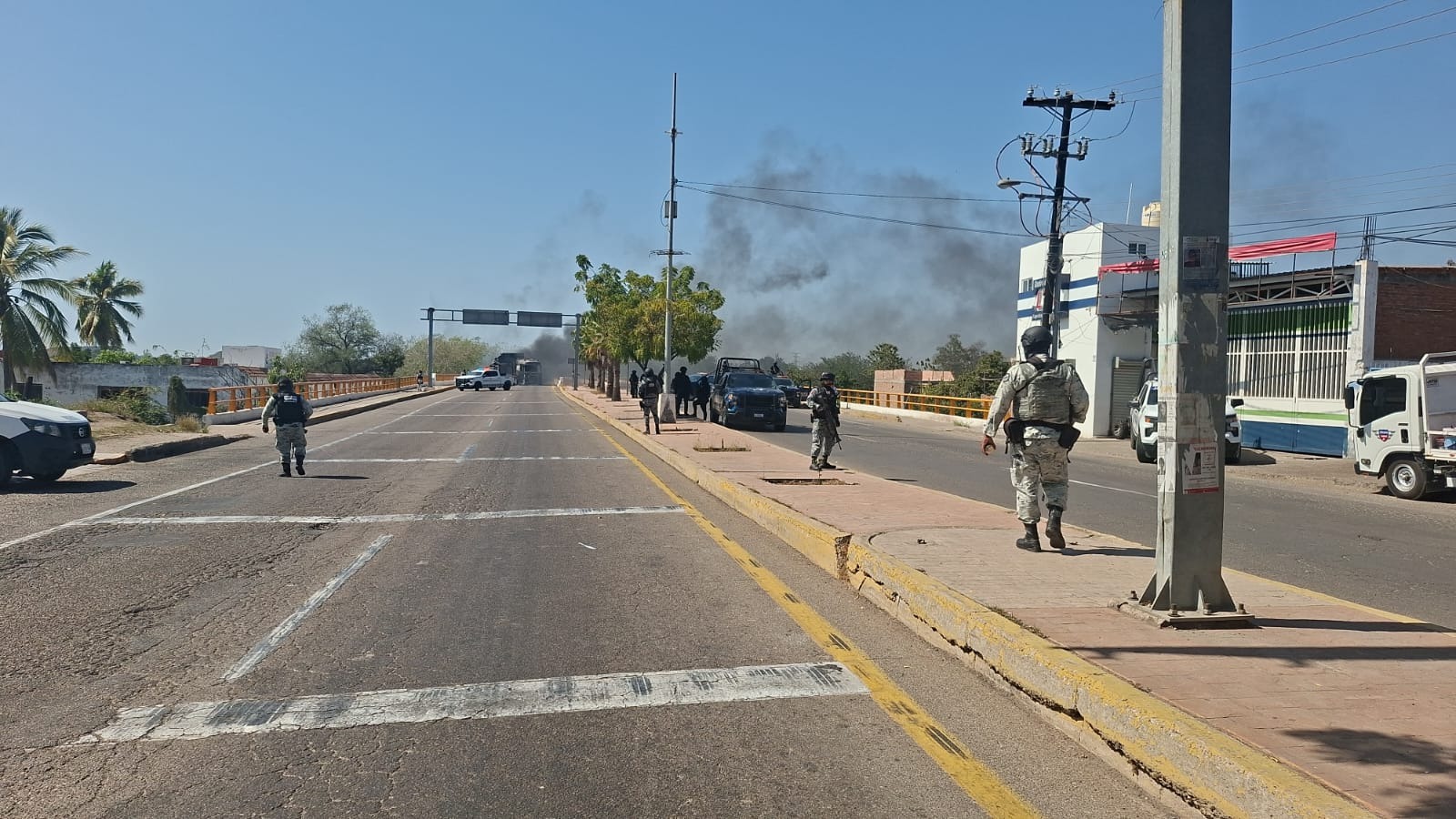Carretera bloqueada y elementos de seguridad asegurando la zona