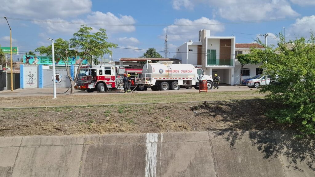 Bomberos de culiacán atienden derrame de combustible