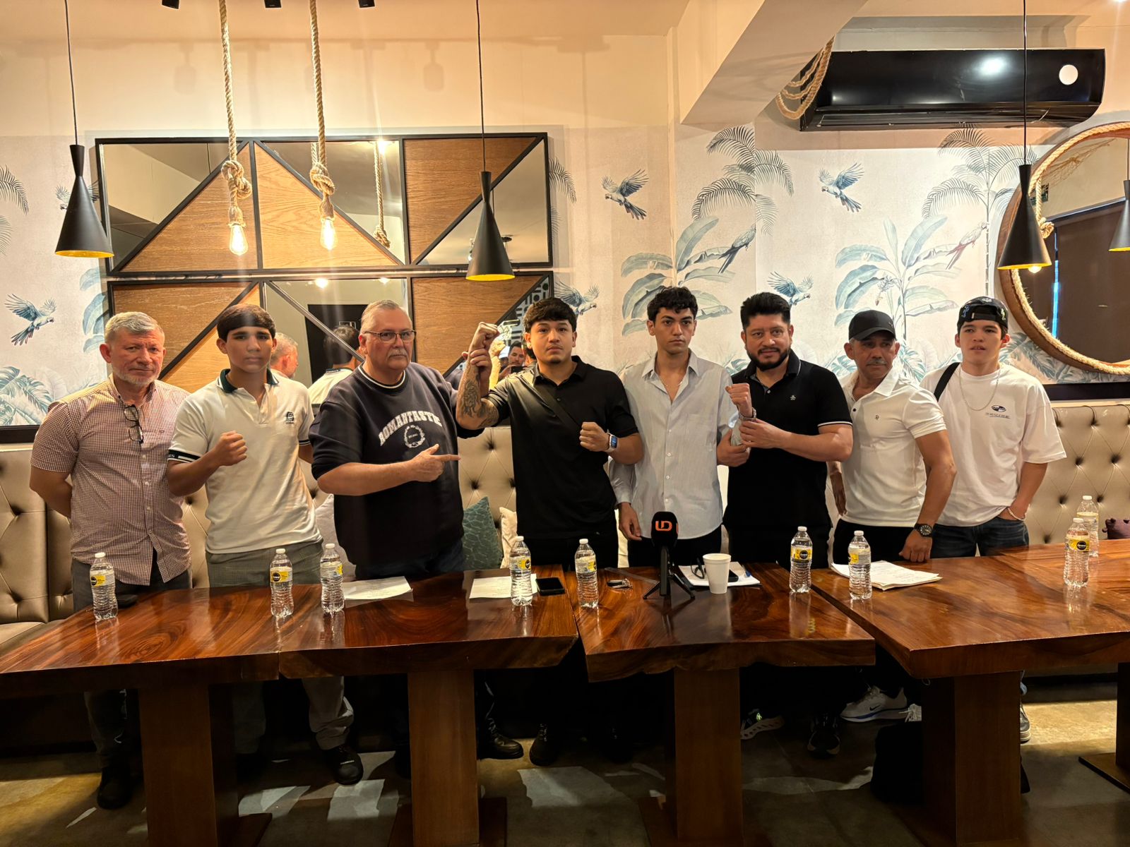 Boxeadores y promotores en conferencia de prensa posando para la foto