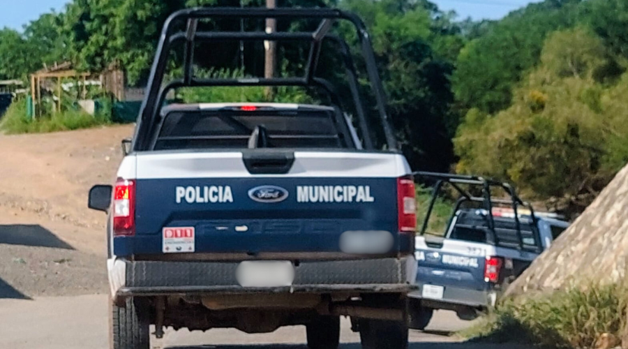 Unidades de policía transitando